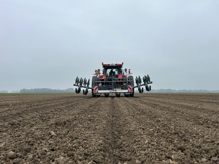 Afbeelding Fertigatieslangen gaan nu al grond in voor teeltseizoen 2027